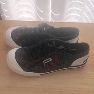 NWOT Rocket Dog Black Red Green Plaid Size 8 Sneaker Shoes